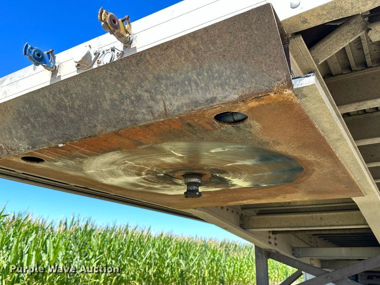 image for item NP9407 2007 Chaparral  flatbed trailer