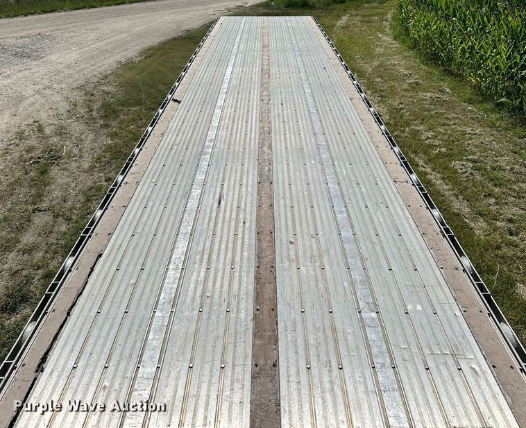 image for item NP9407 2007 Chaparral  flatbed trailer