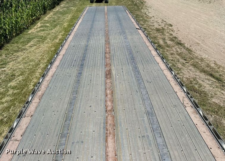 image for item NP9407 2007 Chaparral  flatbed trailer