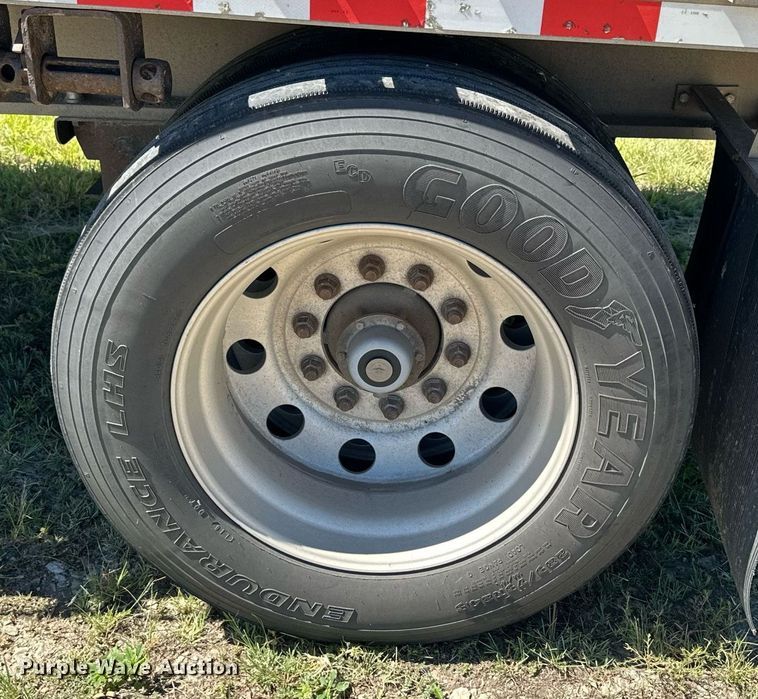 image for item NP9407 2007 Chaparral  flatbed trailer