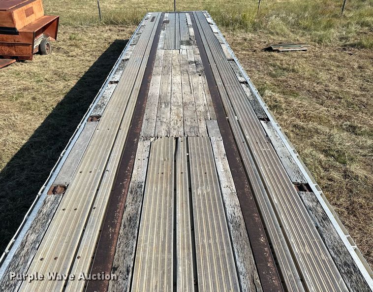 image for item NP9459 2000 Fruehauf  flatbed trailer