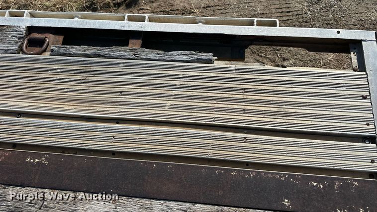 image for item NP9459 2000 Fruehauf  flatbed trailer