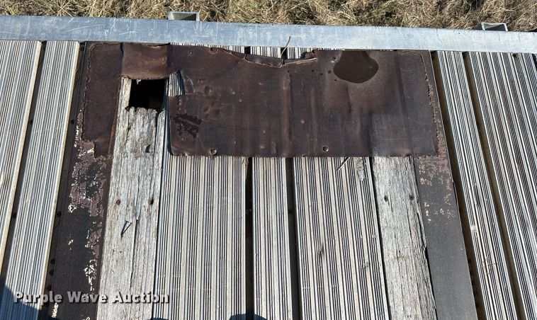 image for item NP9459 2000 Fruehauf  flatbed trailer