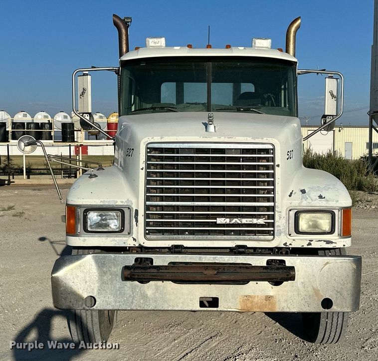 image for item NP9470 2008 Mack CHU613  semi truck