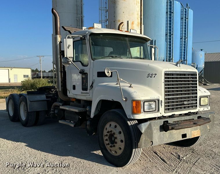 image for item NP9470 2008 Mack CHU613  semi truck