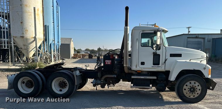 image for item NP9470 2008 Mack CHU613  semi truck