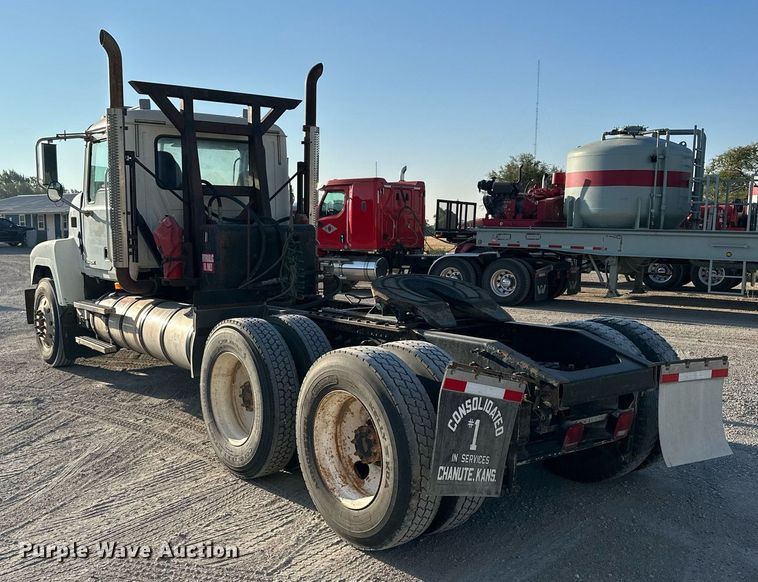 image for item NP9470 2008 Mack CHU613  semi truck