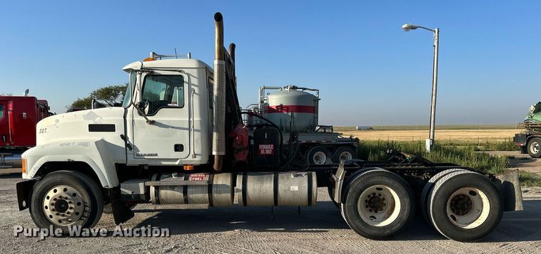 image for item NP9470 2008 Mack CHU613  semi truck