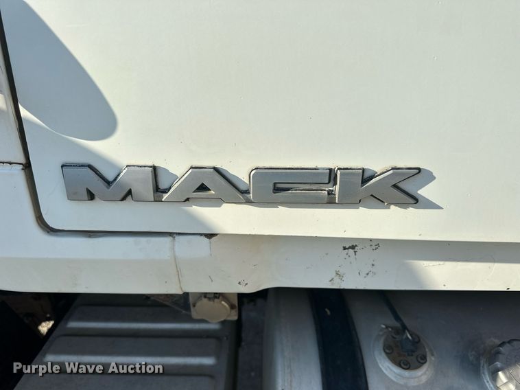 image for item NP9470 2008 Mack CHU613  semi truck