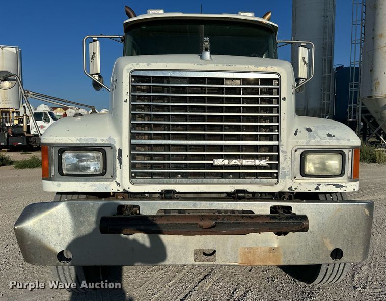 image for item NP9470 2008 Mack CHU613  semi truck