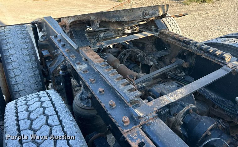 image for item NP9470 2008 Mack CHU613  semi truck