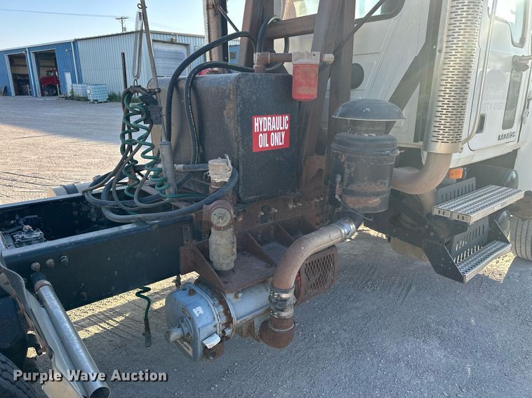 image for item NP9470 2008 Mack CHU613  semi truck