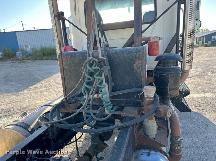 image for item NP9470 2008 Mack CHU613  semi truck