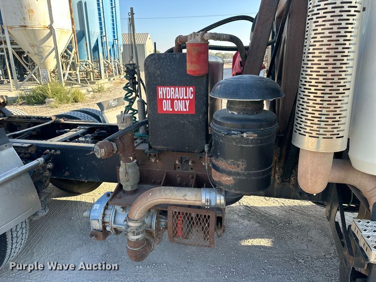 image for item NP9470 2008 Mack CHU613  semi truck