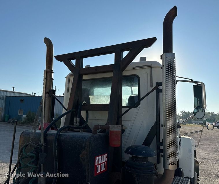 image for item NP9470 2008 Mack CHU613  semi truck