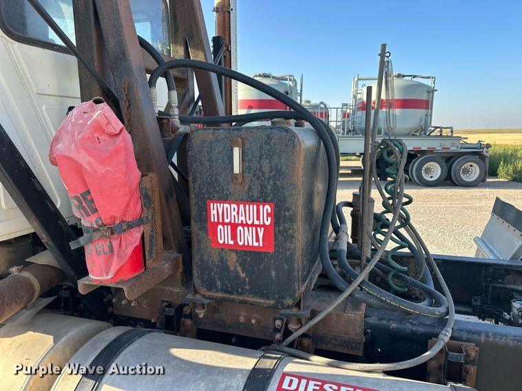 image for item NP9470 2008 Mack CHU613  semi truck