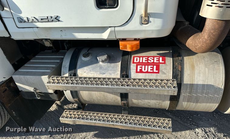 image for item NP9470 2008 Mack CHU613  semi truck