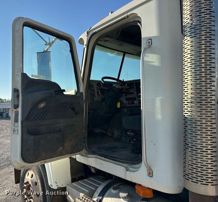 image for item NP9470 2008 Mack CHU613  semi truck