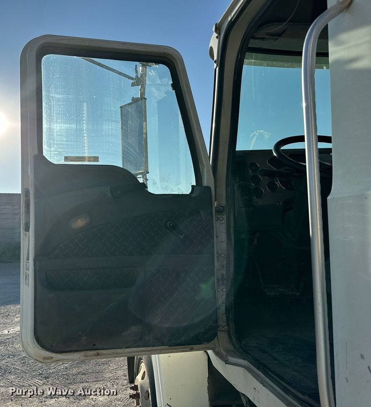 image for item NP9470 2008 Mack CHU613  semi truck