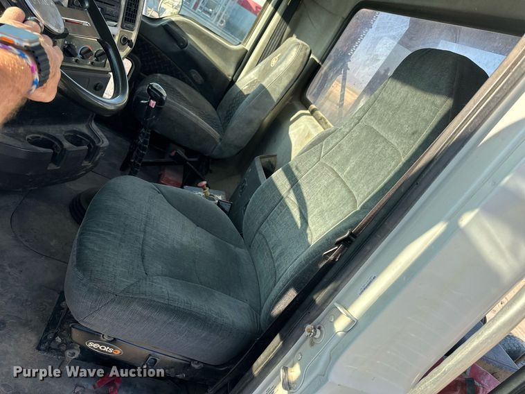 image for item NP9470 2008 Mack CHU613  semi truck