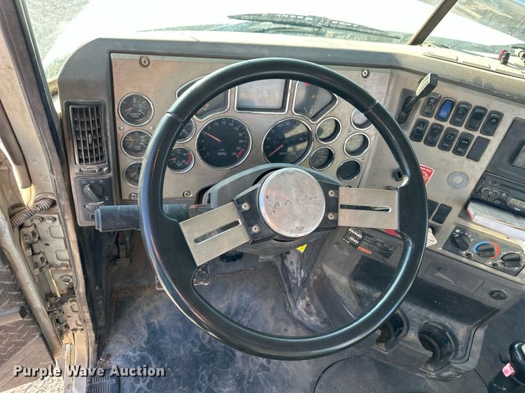 image for item NP9470 2008 Mack CHU613  semi truck