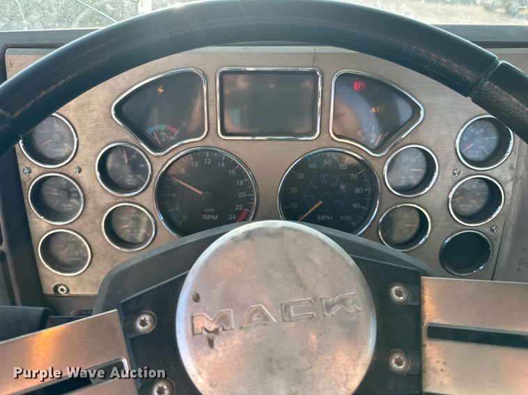 image for item NP9470 2008 Mack CHU613  semi truck