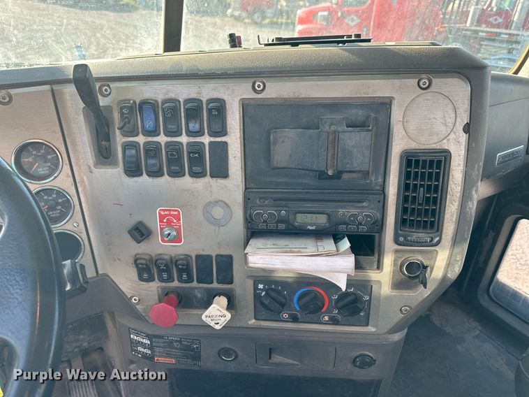 image for item NP9470 2008 Mack CHU613  semi truck