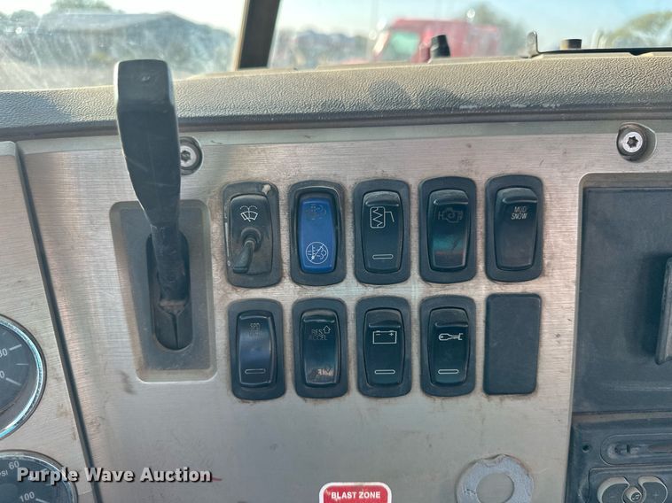 image for item NP9470 2008 Mack CHU613  semi truck