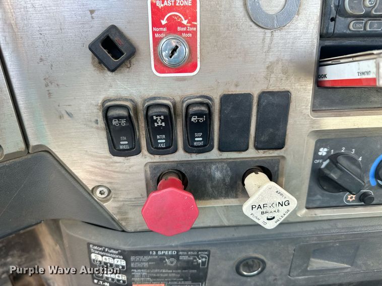 image for item NP9470 2008 Mack CHU613  semi truck