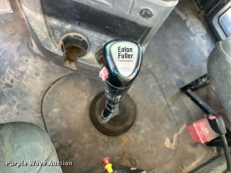 image for item NP9470 2008 Mack CHU613  semi truck