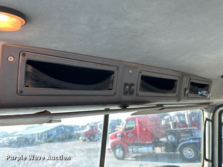 image for item NP9470 2008 Mack CHU613  semi truck