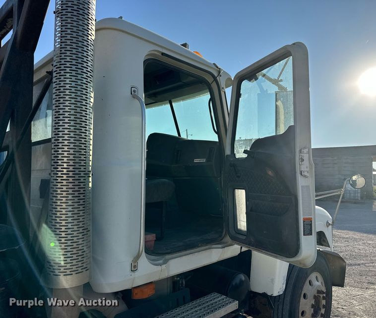 image for item NP9470 2008 Mack CHU613  semi truck