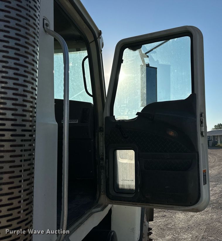 image for item NP9470 2008 Mack CHU613  semi truck