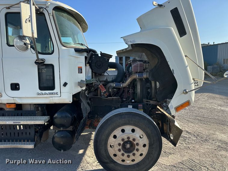 image for item NP9470 2008 Mack CHU613  semi truck