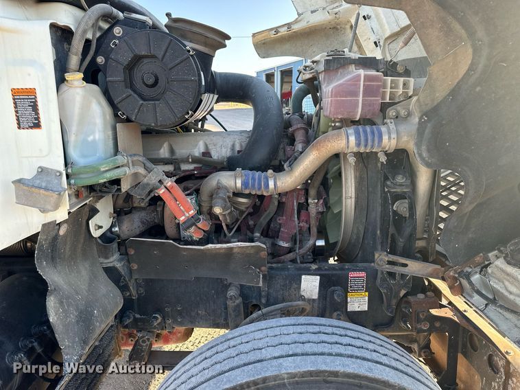 image for item NP9470 2008 Mack CHU613  semi truck