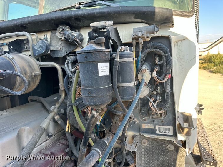 image for item NP9470 2008 Mack CHU613  semi truck