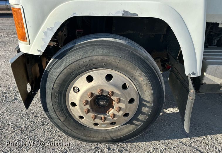 image for item NP9470 2008 Mack CHU613  semi truck