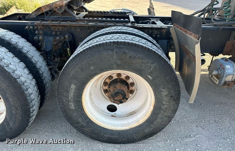 image for item NP9470 2008 Mack CHU613  semi truck