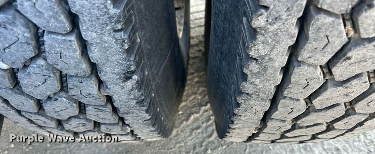 image for item NP9470 2008 Mack CHU613  semi truck