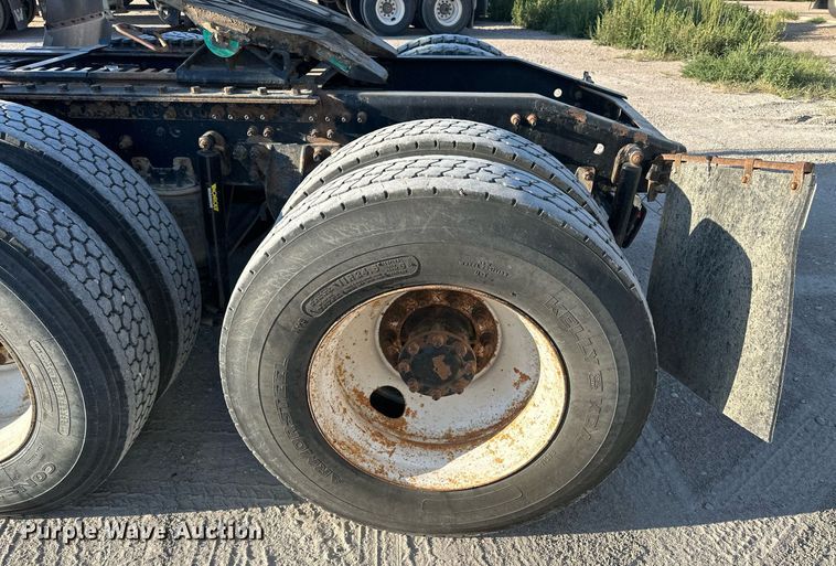 image for item NP9470 2008 Mack CHU613  semi truck