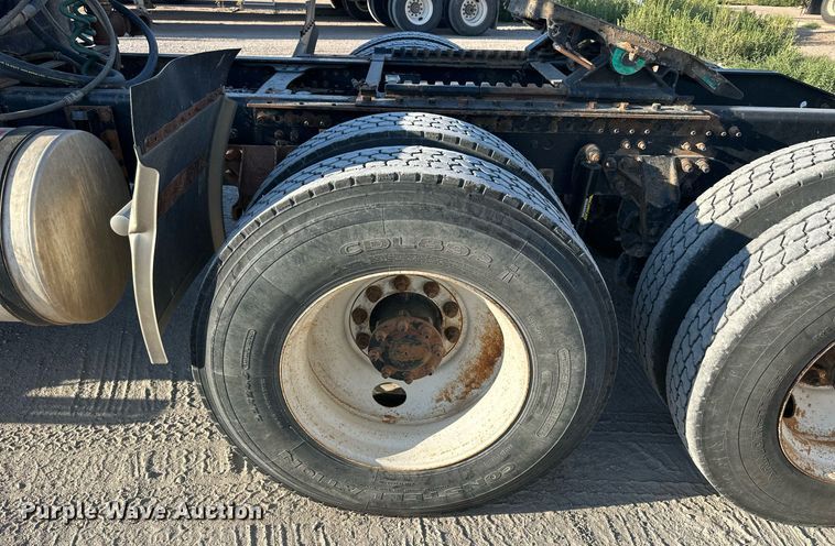 image for item NP9470 2008 Mack CHU613  semi truck