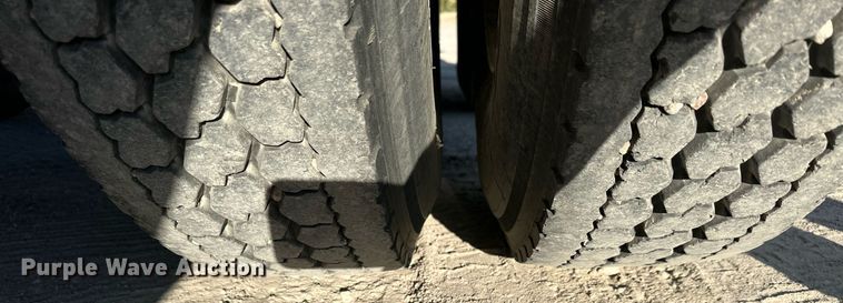 image for item NP9470 2008 Mack CHU613  semi truck