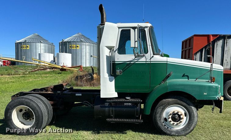 image for item NP9990 1992 Volvo White GM  semi truck