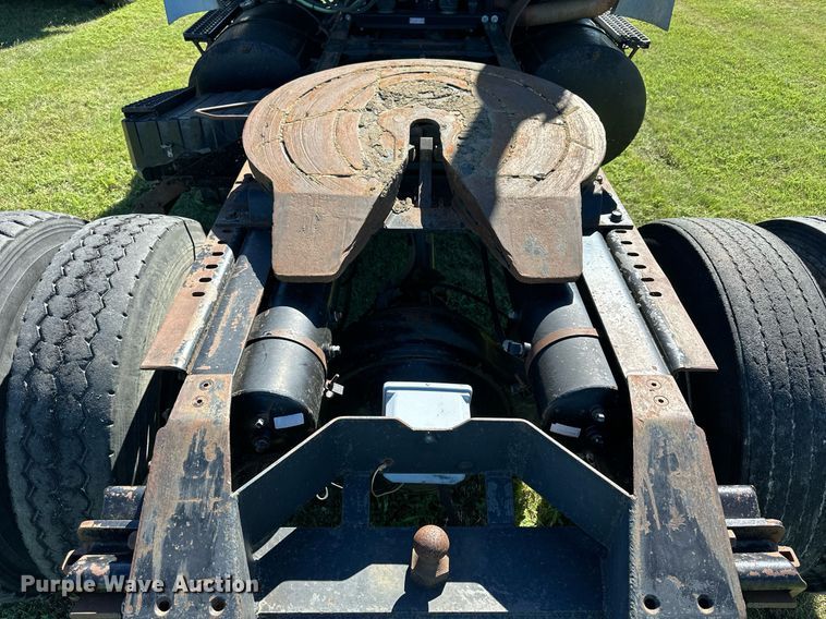 image for item NP9990 1992 Volvo White GM  semi truck