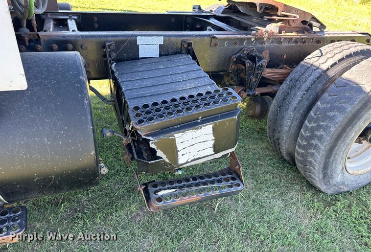 image for item NP9990 1992 Volvo White GM  semi truck