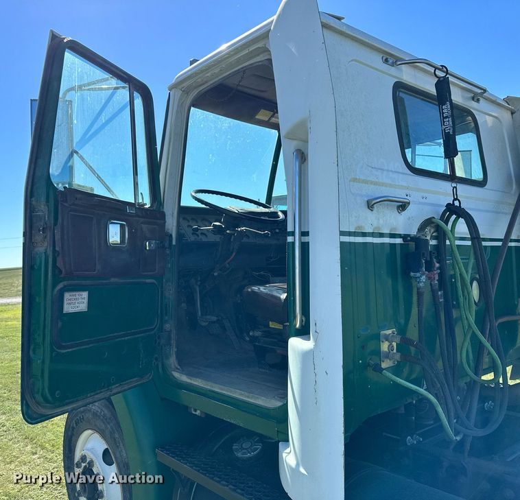 image for item NP9990 1992 Volvo White GM  semi truck