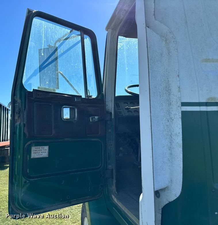 image for item NP9990 1992 Volvo White GM  semi truck