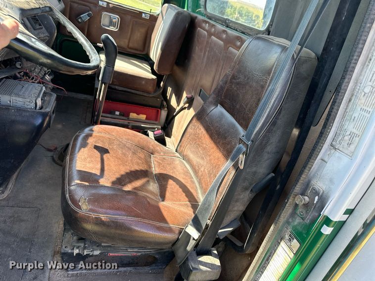 image for item NP9990 1992 Volvo White GM  semi truck