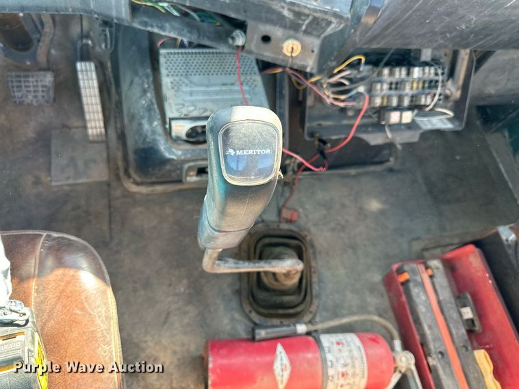 image for item NP9990 1992 Volvo White GM  semi truck