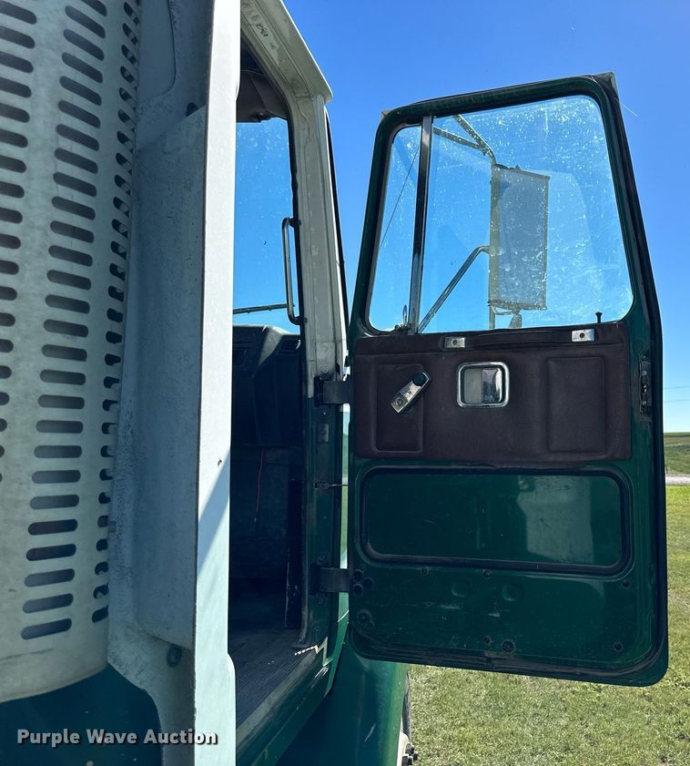 image for item NP9990 1992 Volvo White GM  semi truck